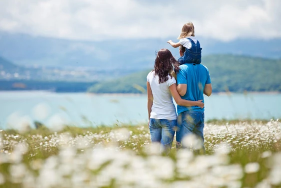 Una familia disfruta de un día soleado en un campo repleto de flores.