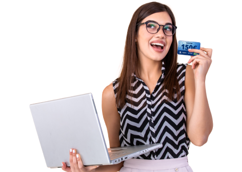 Persona sosteniendo un ordenador portátil y una tarjeta promocional de 150 euros sobre fondo blanco