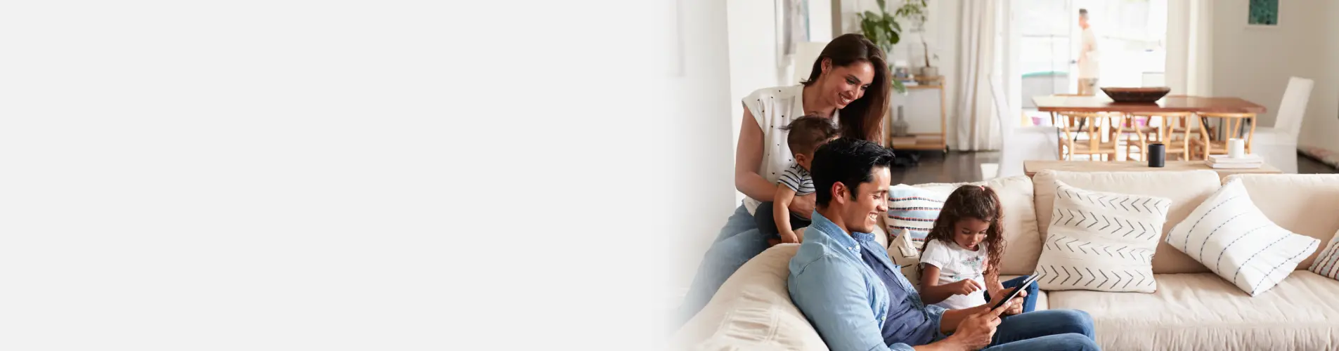 Familia sentada en el salón de su casa disfrutando de un momento juntos en un entorno luminoso y tranquilo